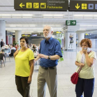 El director general de la Fundación Vicente Ferrer, Jordi Folgado Ferrer, junto a dos de las seis heridas del accidente en la India que se saldó con la muerte de cuatro personas, hoy a su llegada al aeropuerto de Málaga.