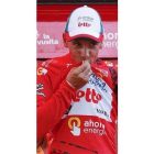 Philippe Gilbert besa el maillot rojo de líder de la Vuelta.
