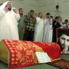 Seguidores del jeque Hasem Al Saidi rezan en presencia del féretro con los restos del líder suní