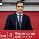 El secretario general del PSOE, Pedro Sánchez, durante la rueda de prensa tras la reunión de la Ejecutiva Federal del partido, en la sede de Ferraz, mientras el grupo socialista ha registrado en el Congreso la moción de censura contra Rajoy