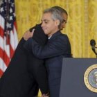 Barack Obama abraza a Rahm Emanuel tras anunciar su marcha de la Casa Blanca.