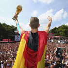Bastian Schweinsteiger celebra el título mundialista ante miles de aficionados.