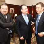 El concejal Tino Morán, Fernando Salguero y Carlos López Riesco, en el Ayuntamiento.