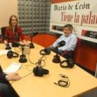 Mónica Murciego y Elena Rodríguez, conductora del programa ayer, junto a Francisco Fernández