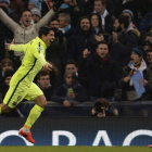 Luis Suárez celebra su segundo gol al Manchester City que dejaba tocado al equipo inglés