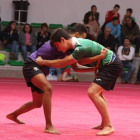 Adrián Rodríguez campeón juvenil para cerrar corro con Pablo González como gallo de primera edad. A. B.