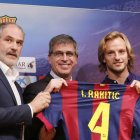 Andoni Zubizarreta, izquierda, Jordi Mestre, centro, y el jugador croata Ivan Rakitic.