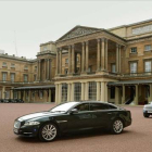 Cameron sale del palacio de Buickingham tras reunirse con la reina, este lunes.