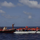 Inmigrantes esperan a ser rescatados en su atestado bote neumático por integrantes de Proactiva Open Arms, frente a las costas de Libia, el 6 de septiembre.