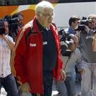 Luis Aragonés se dirige a un entrenamiento de la Selección