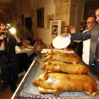 Dos centenares de comensales degustaron el menú en la Colegiata de San Isidoro.
