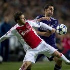 El defensa del Madrid, Álvaro Arbeloa, lucha por el control del balón con Miralem del Ajax.