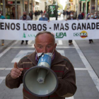 Coag, UPA y Asaja se manifestaron ayer en Zamora contra de la sobreprotección del lobo. MONTESINOS
