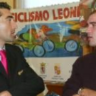Javier Pascual conversa con César García Calvo en un momento de la Gala del Ciclismo Leonés