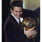 El delantero del Barça, Lionel Messi, con su Balón de Oro en el Palacio de Congresos de Zurich.