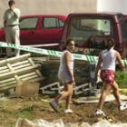 Unas niñas pasan junto a los restos de la caseta incendiada ayer en un descampado de Benicarló