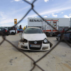 El turismo siniestrado sufrió los mayores daños en la parte trasera, en su lado derecho.