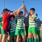 La Virgen A, con el trofeo de campeón benjamín. DL