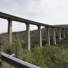 Imagen reciente del enorme viaducto de la A-6 sobre el Tremor, que el Ministerio de Fomento quiere reforzar ahora. ANA F. BARREDO