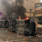 Oches volcados y quemados tras los disturbios en París. TERESA SUÁREZ