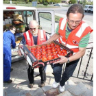 Voluntarios de la Cruz Roja de Villablino, durante un reparto en septiembre pasado.