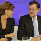 El líder del PP, Mariano Rajoy, junto a la secretaria general, Dolores de Cospedal, en la junta directiva del partido.