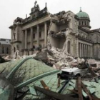 Los escombros cubren un vehículo ante la catedral de Christchurch, en la isla sur de Nueva Zelanda