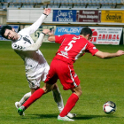 Javi Navas trató siempre de incordiar por banda y en algunos lances se llevó la peor parte, en la imagen de Antonio.