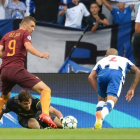 Iker Casillas no puede controlar el balón delante del bosnio Dzeko, que está a punto de marcar el 0-1 para la Roma.