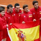El equipo español de tenis celebra el pase a cuartos tras vencer 3-1 a Gran Bretaña. CARLOS DÍAZ