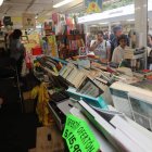 El autor Manuel Blanco Pacios, mira un ejemplar de su novela en la Feria del Libro. ANA F. BARREDO