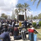 Cientos de personas esperan a ser evacuadas, el martes, en el aeropuerto de Trípoli