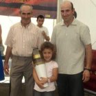 El representante de Hermanos Bernardo recoge un premio.
