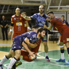 El central del Abanca Ademar Sebas Simonet intenta dejar atrás al defensa del Huesca durante el partido disputado ayer. MARCOS SERRATE