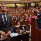 El candidato a la presidencia del Gobierno y presidente del PP, Alberto Núñez Feijóo, es ovacionado por la bancada popular tras una de sus intervenciones en la segunda jornada del debate de su investidura, en el Congreso este miércoles. SERGIO PÉREZ