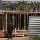 Trabajadores de la construcción, ayer, en una obra de la capital leonesa. FERNANDO OTERO