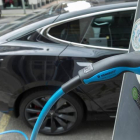 Un coche eléctrico de Tesla 'repostando' en Alemania