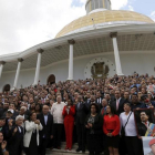 Los miembros de la Asamblea Constituyente posan para la fotografía oficial.