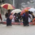 Los equipos de rescate trabajan en las evacuaciones.