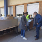 Entrega del material de prevención a uno de los centros. DL