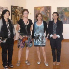 Algunas de las artistas pertenecientes a este grupo de pintoras junto a la concejala de Cultura.