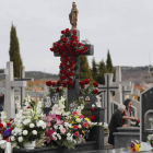 Las familias leonesas depositaron ayer en el cementerio sobre las tumbas de sus difuntos los ramos y coronas de flores, como manda la tradición. JESÚS F. SALVADORES