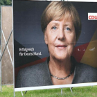 Retirada de un cartel electoral de Angela Merkel en Berlín