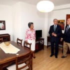 Guisasola, consejero de Sanidad, visitó el primer piso para enfermos de cáncer y sus familiares.