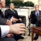 Bush se entrevista en el despacho Oval con un grupo de iraquíes con manos ortopédicas