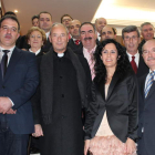 El alcalde y el obispo, junto a la directiva de Profomento y los representantes de los cofrades.