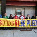 Miembros de la Acampada Antibióticos delante del Ayuntamiento de León para reclamar la implicación de las instituciones leonesas