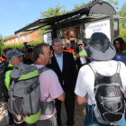 El alcalde de León conversa con varios peregrinos a su llegada a León.