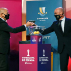 Luis Rubiales (d) y el consejero andaluz de Educación, Javier Imbroda durante el sorteo de emparejamientos de la Supercopa de España. PEDRO GONZÁLEZ