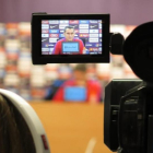 Ernesto Valverde aparece en el visor de una de las doce cámaras de TV que había hoy en la sala de prensa de la Ciudad Deportiva del Barça.